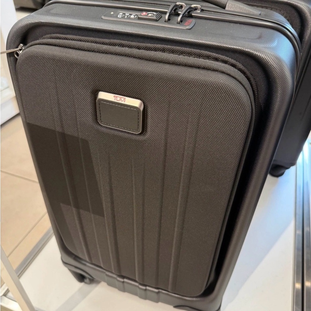NEW Tumi V4 CONTINENTAL Front Pocket 4 Wheel Extended Travel textured $1020